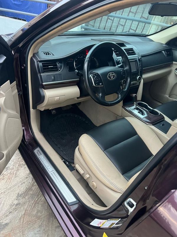Thumbnail 2 of 2014 Toyota Camry XLE